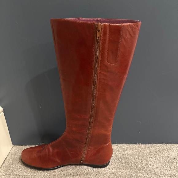 NWT 👢TARYN WOMENS HELIUM TALL BOOT IN BRANDY COLOR SIZE 9.5 WITH SIDE ZIPPERS - Picture 3 of 16